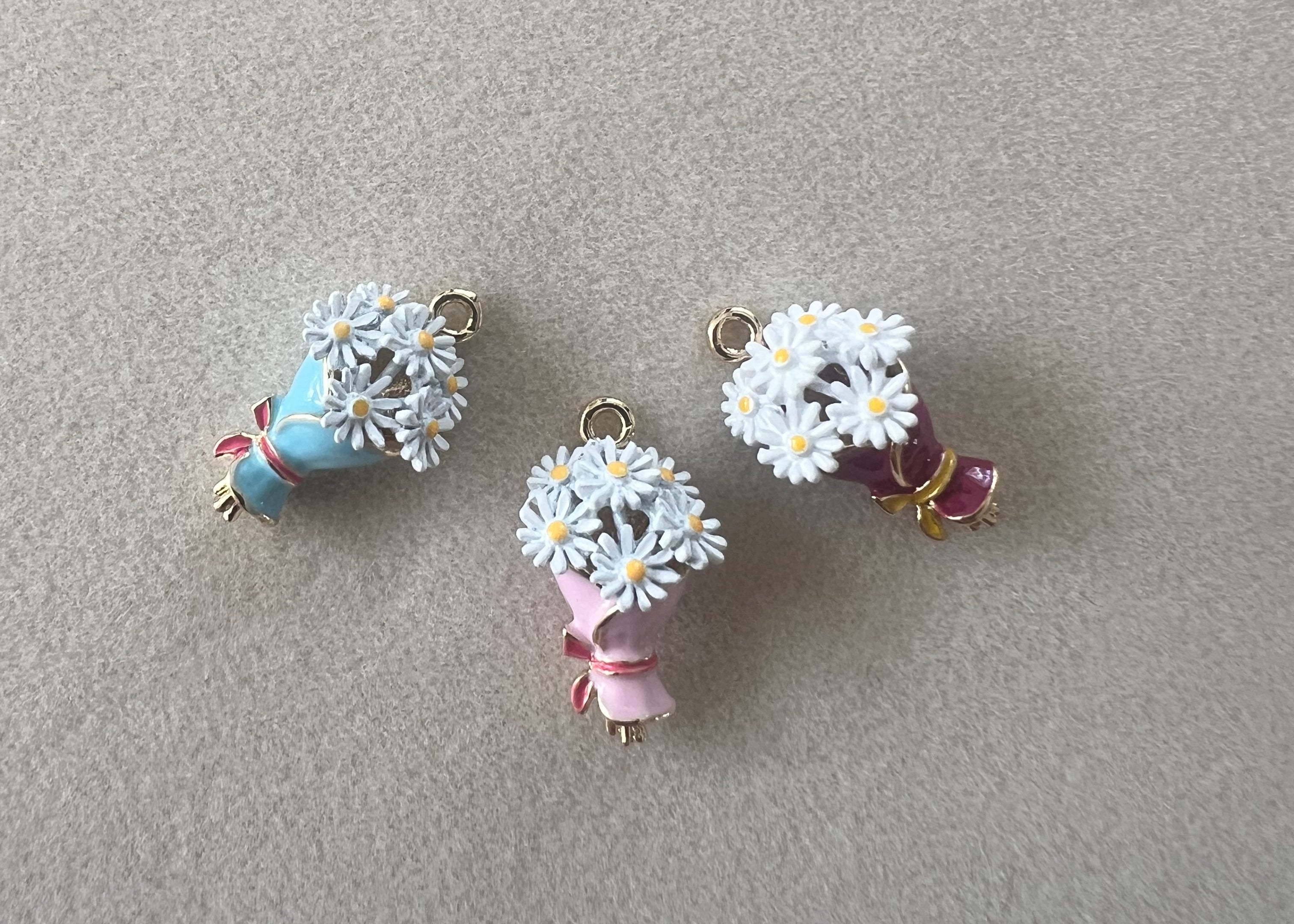 Wrapped bouquet charm