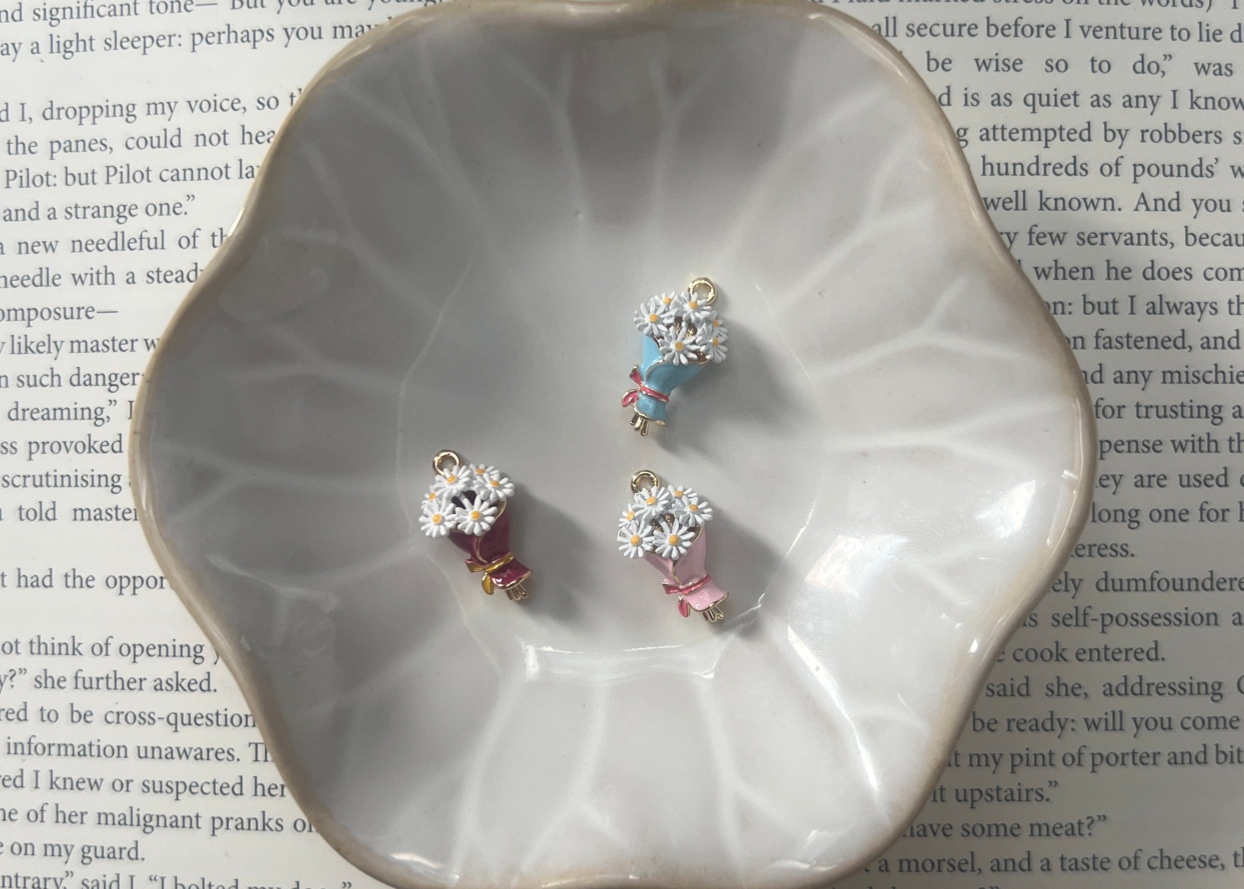 Wrapped bouquet charm